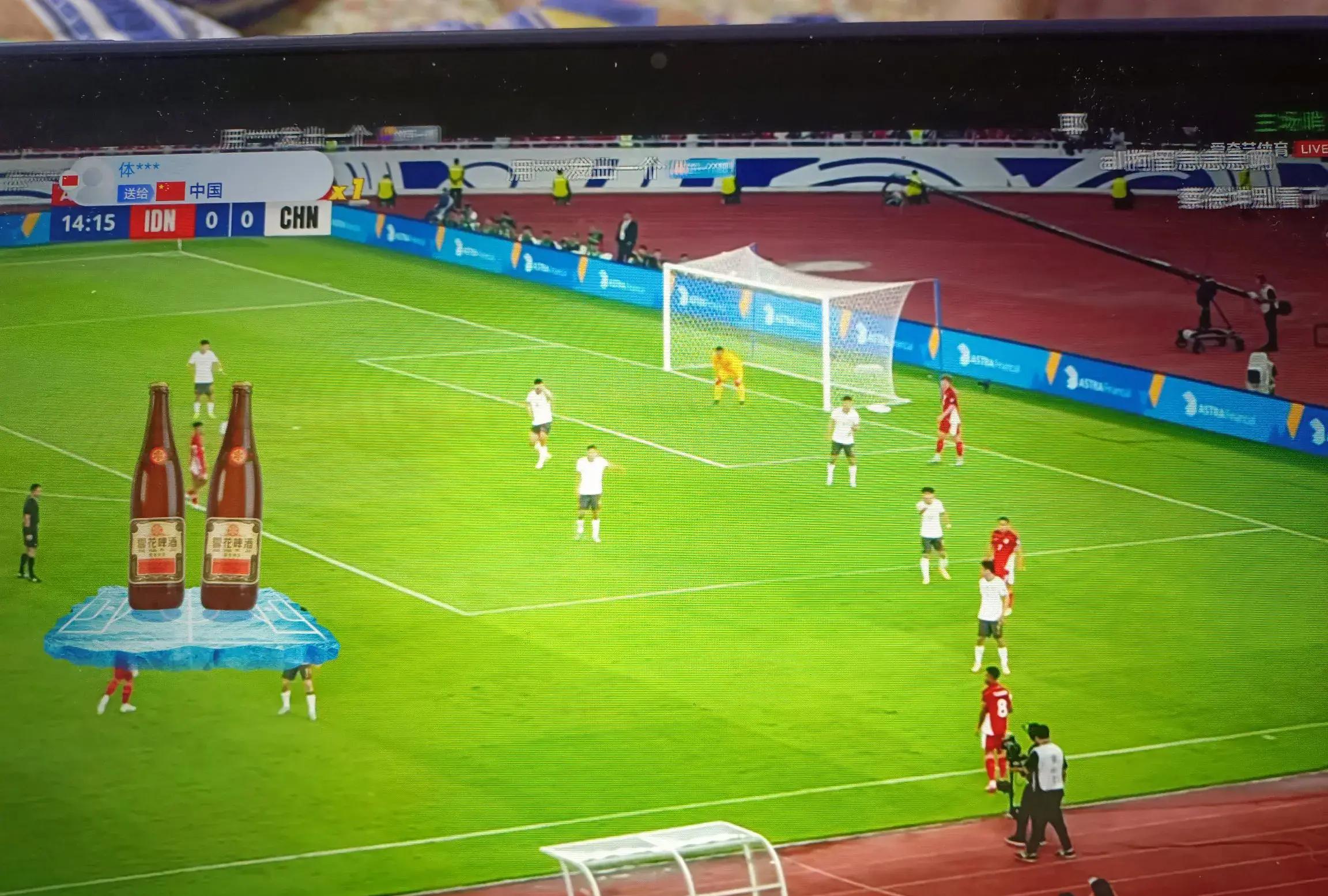 比赛实况：球员们在场上尽力争取每一个球