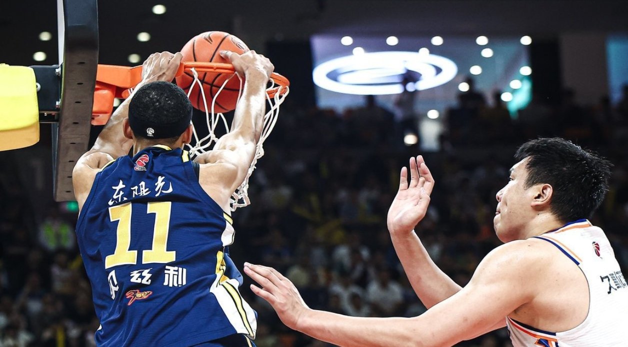 爱游戏中国-江苏队翻盘广东队，库里关键制胜