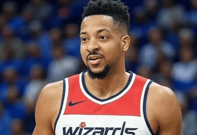 爱游戏官方入口-山东队鏖战勇士，麦科勒姆扛起全队