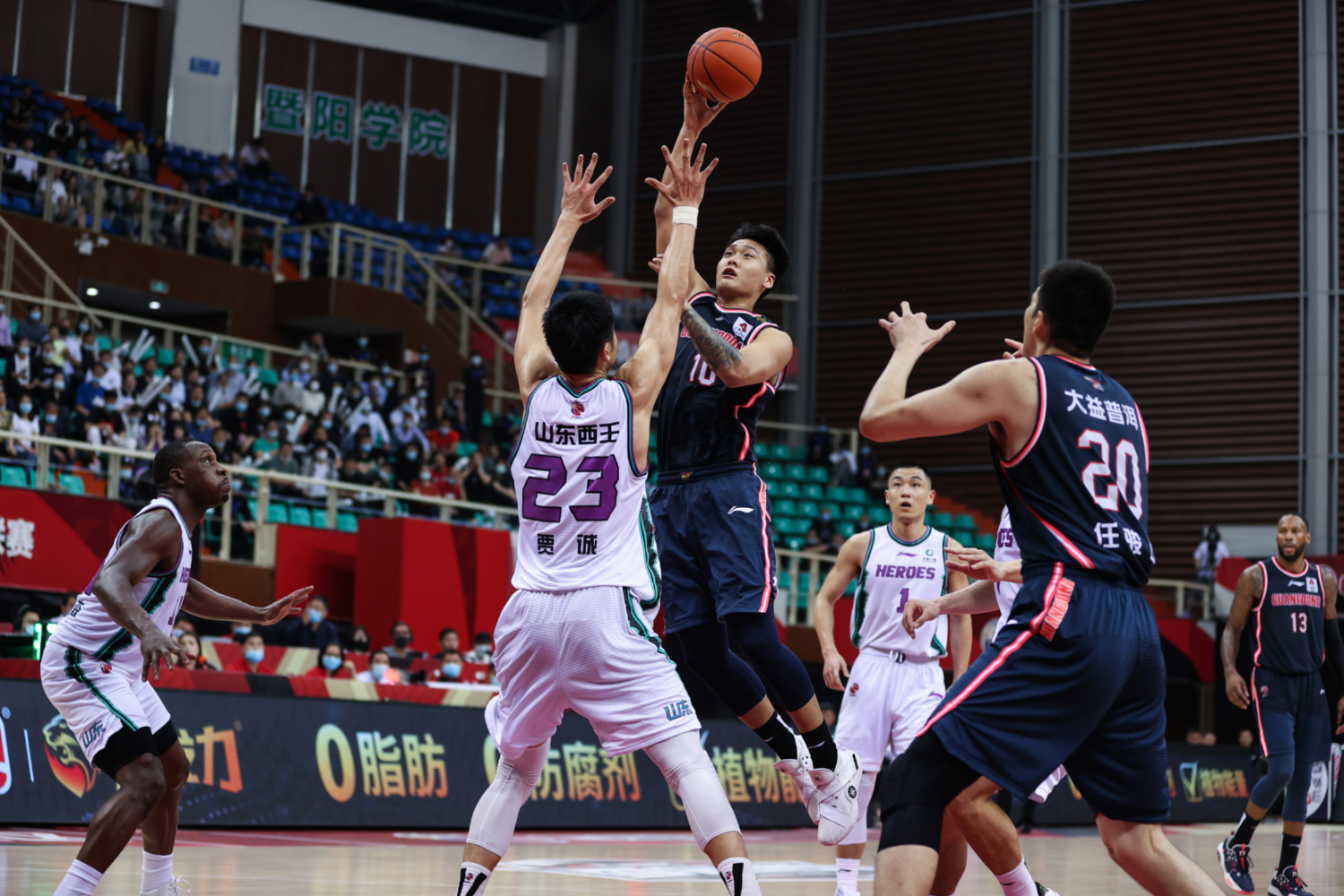 山东队鏖战勇士，麦科勒姆扛起全队